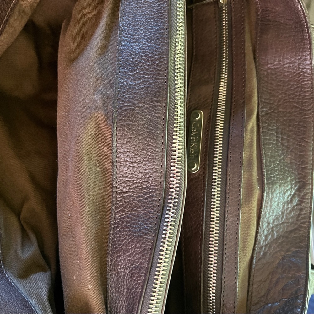 CALVIN KLEIN Shoulder bag with clasp closure. Brown pebble leather. Key fob - Picture 5 of 11